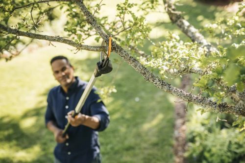 Fiskars PowerGearX™ magassági ágvágó UPX82 - 25 év garanciával