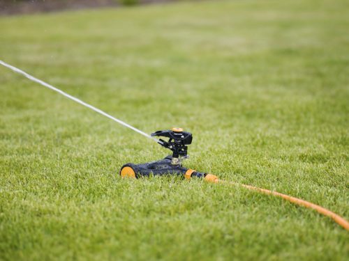 Fiskars Impulzusos esőztető, fémből, kerekekkel (1023656)