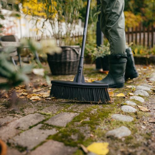 Fiskars Solid™ univerzális kültéri seprű (M) (1025921)