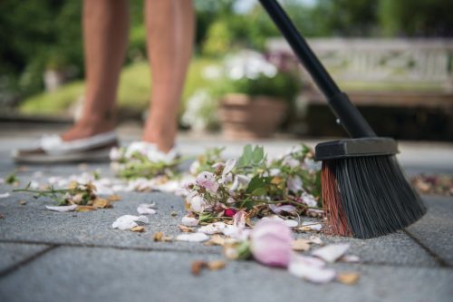 Fiskars Solid™ univerzális kültéri seprű (M) (1025921)