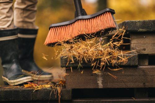 Fiskars Solid™ univerzális kültéri seprű (M) (1025921)