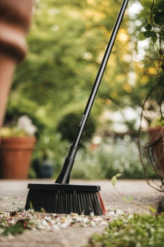 Fiskars Solid™ univerzális kültéri seprű (M) (1025921)