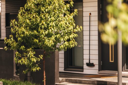 Fiskars Solid™ univerzális kültéri seprű (M) (1025921)