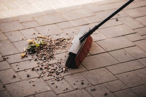 Fiskars Solid™ univerzális kültéri seprű (L) (1025926)