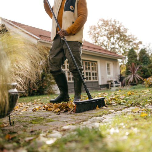 Fiskars Solid™ univerzális kültéri seprű (L) (1025926)