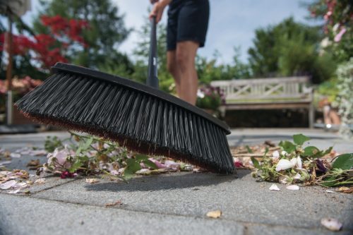 Fiskars Solid™ univerzális kültéri seprű fej (M) (1025930)