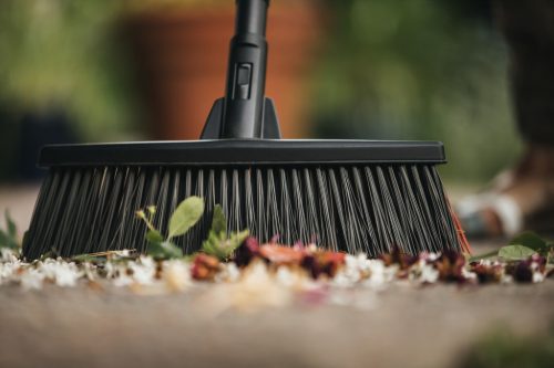 Fiskars Solid™ univerzális kültéri seprű fej (M) (1025930)
