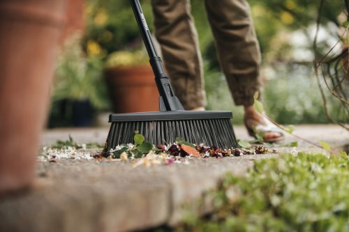 Fiskars Solid™ univerzális kültéri seprű fej (M) (1025930)
