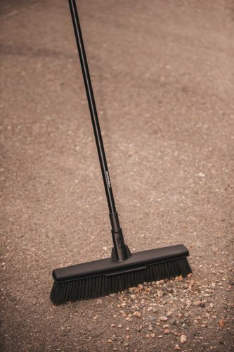 Fiskars Solid™ univerzális kültéri seprű fej (L) (1025931)