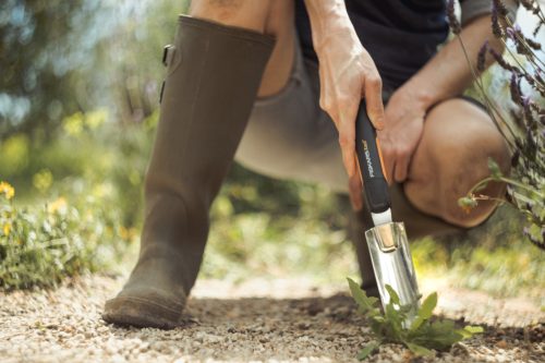 Fiskars Xact™ gyomkiszedő (1027046) - 25 év garanciával