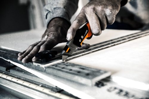 Fiskars CarbonMax™ összecsukható pengekés (1027224)