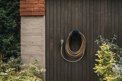 Fiskars Comfort Locsoló tömlő szett 15m tömlő, tartóval, 2 db csatlakozóval (1027678)