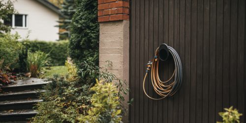 Fiskars Comfort Locsoló tömlő szett 15m tömlő, tartóval, 2 db csatlakozóval (1027678)