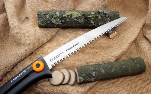 Fiskars Solid™ behúzható pengés kerti fűrész SW16