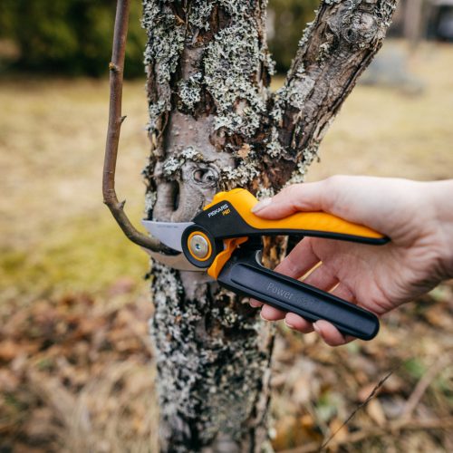 Fiskars X-series™ M forgónyelű metszőolló, mellévágó P921  - 25 év garanciával