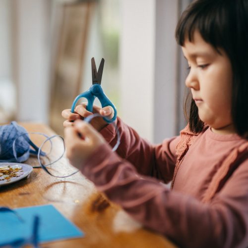 Fiskars Csillámos gyerekolló, 13 cm - kék (1064073)