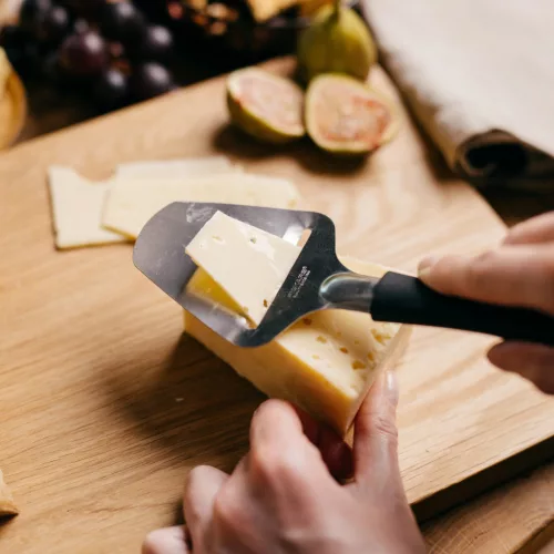 Fiskars Essential sajtszeletelő, kemény sajthoz - utódja a 200632-es sajtszeletelőnek