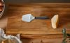 Fiskars Essential sajtszeletelő, kemény sajthoz - utódja a 200632-es sajtszeletelőnek