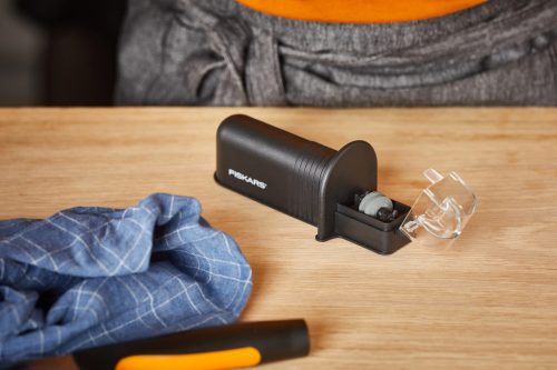 Fiskars Essential Roll-Sharp™ késélező