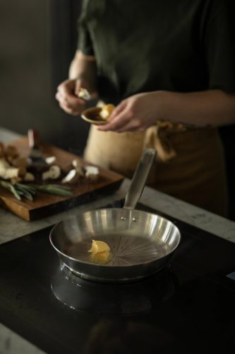 Fiskars All Steel pure serpenyő, 24 cm - 25 év garanciával