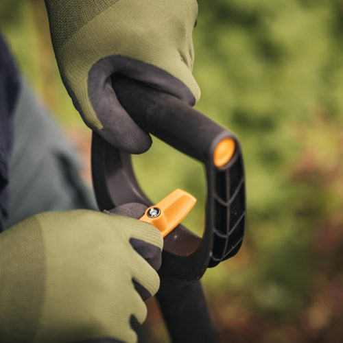 Fiskars Xact™ teleszkópos hegyes ásó - 25 év garanciával