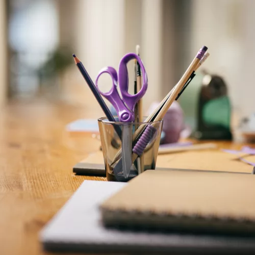 Fiskars Iskolai olló, 18 cm - lila