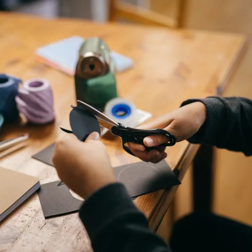 Fiskars Iskolai olló, 18 cm - fekete