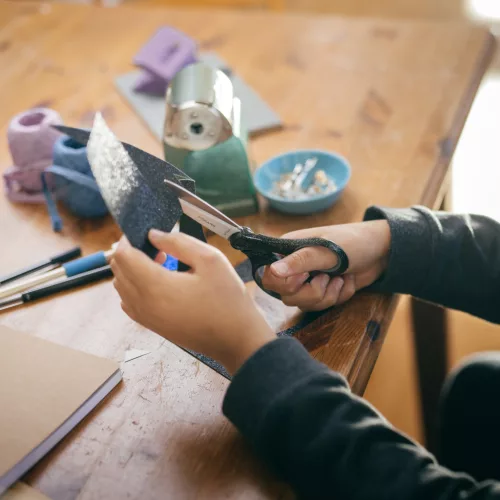 Fiskars Iskolai olló, 18 cm - Glitter fekete