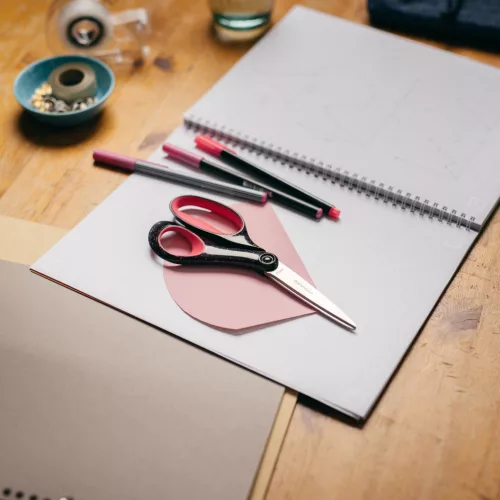 Fiskars Általános olló 20 cm-es, fekete-rózsaszín 15 éves kortól