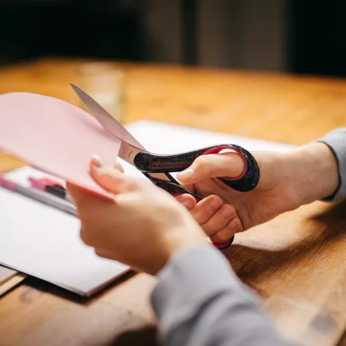 Fiskars Általános olló 20 cm-es, fekete-rózsaszín 15 éves kortól