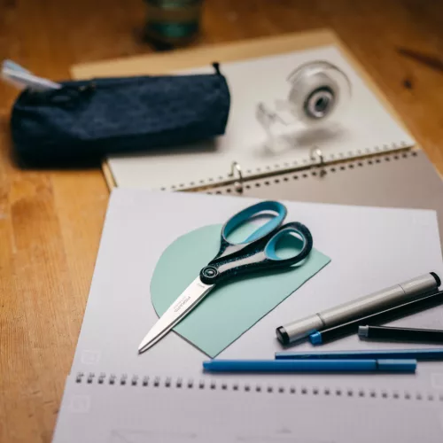 Fiskars Ifjúsági olló, 20 cm, balkezes - foltos pávakék