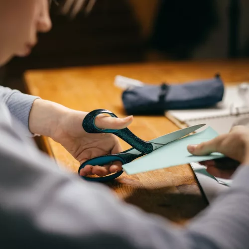 Fiskars Ifjúsági olló, 20 cm, balkezes - foltos pávakék