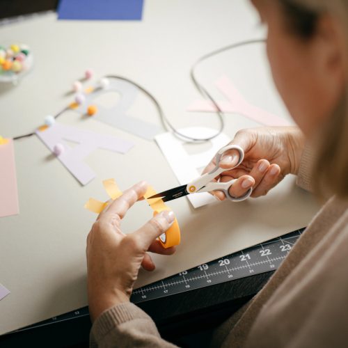 Fiskars Micro-Tip™  tapadásmentes olló, 13 cm