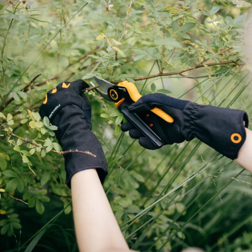 Fiskars Kerti védőkesztyű hosszított szárral, 8-as méret