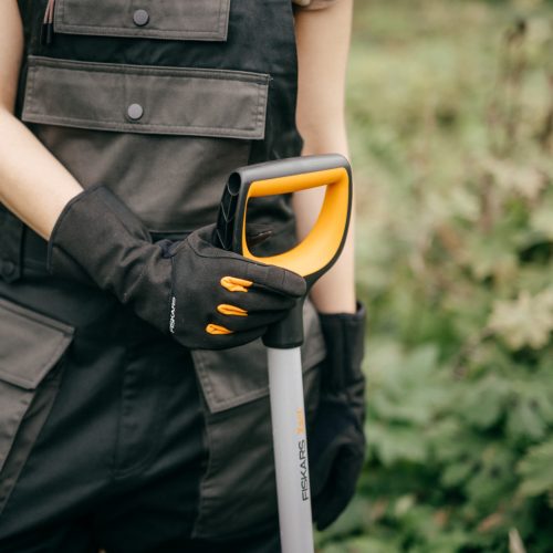 Fiskars Kerti védőkesztyű hosszított szárral, 8-as méret