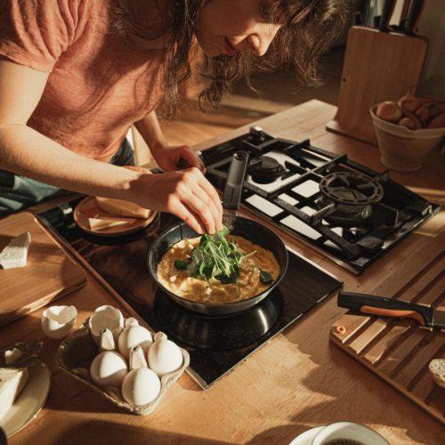 Fiskars Functional Form™ serpenyő, 20 cm, kerámia bevonattal