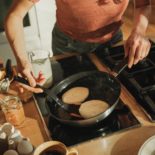 Fiskars Functional Form™ serpenyő, 24 cm, kerámia bevonattal