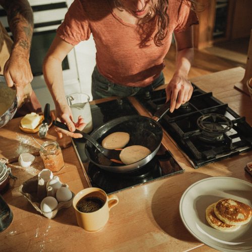 Fiskars Functional Form™ serpenyő, 24 cm, kerámia bevonattal