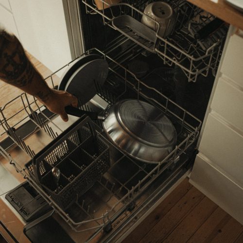 Fiskars Functional Form™ serpenyő, 24 cm, kerámia bevonattal