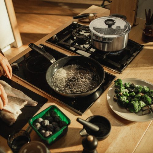 Fiskars Functional Form™ serpenyő, 26 cm, kerámia bevonattal