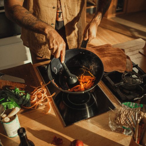 Fiskars Functional Form™ wok serpenyő, 28 cm, kerámia bevonattal