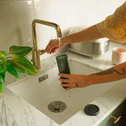 Fiskars Plant Care Automatikus öntözőtüske 3,5 dl-es víztartállyal