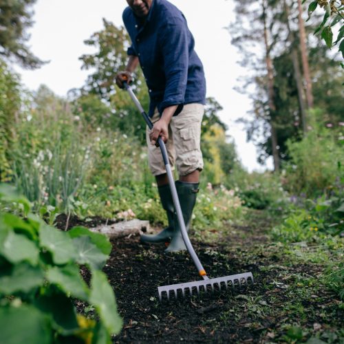 Fiskars Ergonomic™ gereblye, fém fejjel ívelt nyéllel