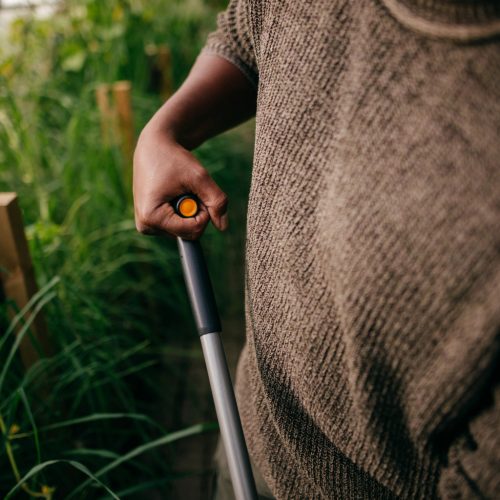 Fiskars Ergonomic™ gereblye, fém fejjel ívelt nyéllel