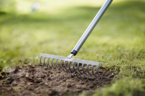 Fiskars Ergonomic™ gereblye, fém fejjel ívelt nyéllel