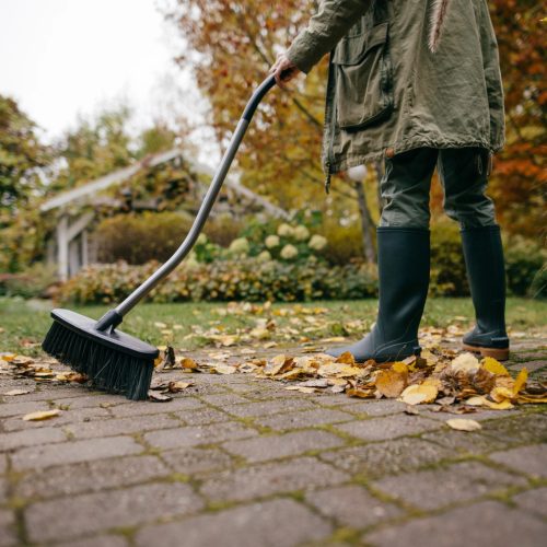 Fiskars Ergonomic™ seprű ívelt nyéllel