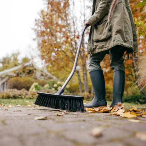 Fiskars Ergonomic™ seprű ívelt nyéllel