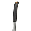 Fiskars Ergonomic™ seprű ívelt nyéllel