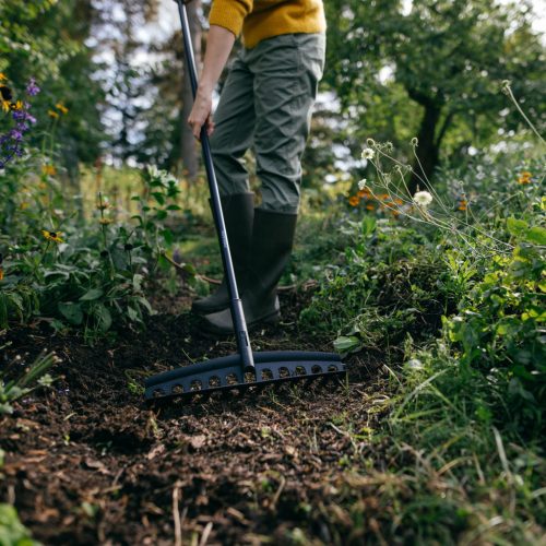 Fiskars Solid™ univerzális kerti gereblye nyéllel (1003466)