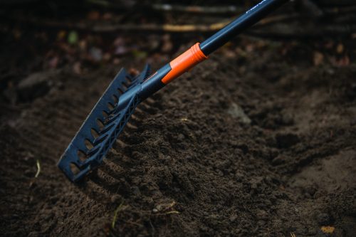 Fiskars Solid™ univerzális kerti gereblye nyéllel (1003466)